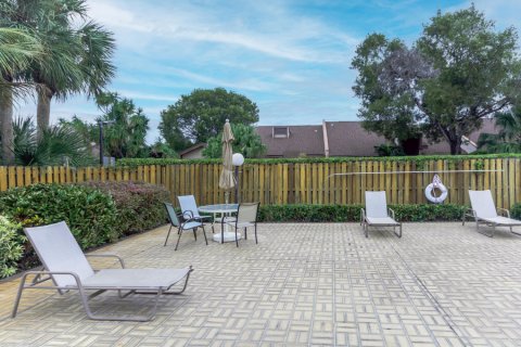 House in Lake Worth, Florida 2 bedrooms, 189.15 sq.m. № 956654 - photo 1