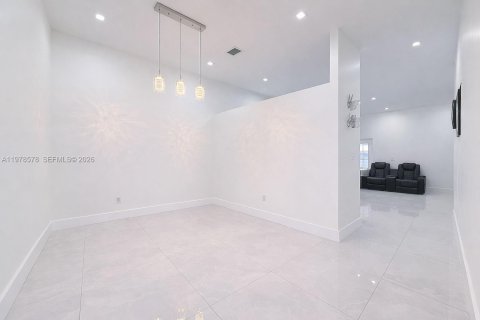 Casa en venta en Miami, Florida, 4 dormitorios, 166.11 m2 № 2045426 - foto 7