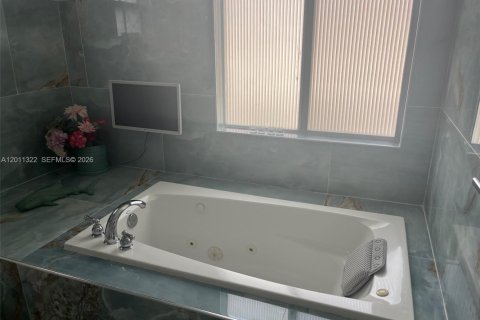 Adosado en venta en North Miami Beach, Florida, 3 dormitorios, 296.82 m2 № 2075040 - foto 13