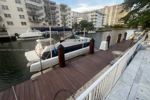 Adosado en venta en North Miami Beach, Florida, 3 dormitorios, 296.82 m2 № 2075040 - foto 3