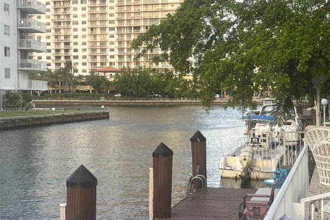 Adosado en venta en North Miami Beach, Florida, 3 dormitorios, 296.82 m2 № 2075040 - foto 4