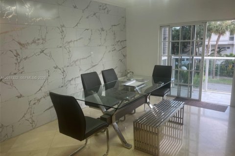 Adosado en venta en North Miami Beach, Florida, 3 dormitorios, 296.82 m2 № 2075040 - foto 19