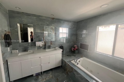 Adosado en venta en North Miami Beach, Florida, 3 dormitorios, 296.82 m2 № 2075040 - foto 14