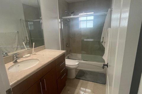 Adosado en venta en North Miami Beach, Florida, 3 dormitorios, 296.82 m2 № 2075040 - foto 2