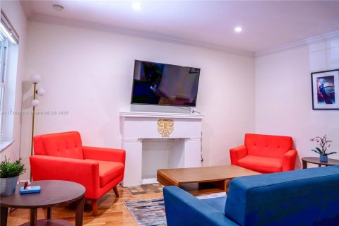 House in Coral Gables, Florida 3 bedrooms, 150.59 sq.m. № 1485754 - photo 4