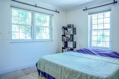 House in Coral Gables, Florida 3 bedrooms, 150.59 sq.m. № 1485754 - photo 11