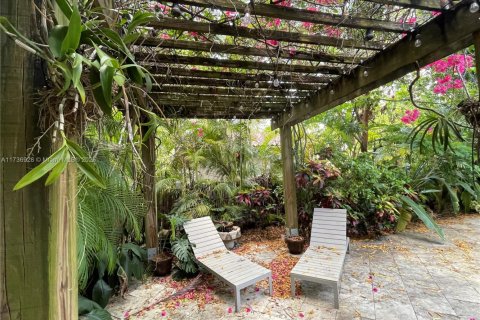 House in Coral Gables, Florida 3 bedrooms, 150.59 sq.m. № 1485754 - photo 15
