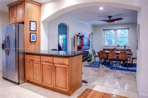 House in Coral Gables, Florida 3 bedrooms, 150.59 sq.m. № 1485754 - photo 7