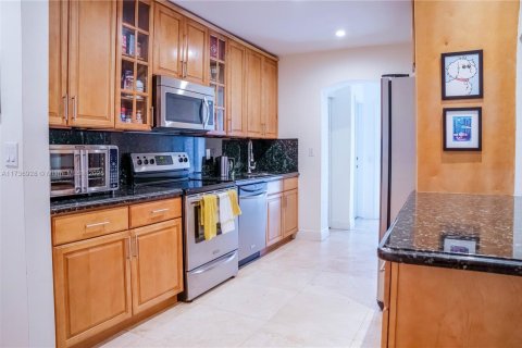 House in Coral Gables, Florida 3 bedrooms, 150.59 sq.m. № 1485754 - photo 6