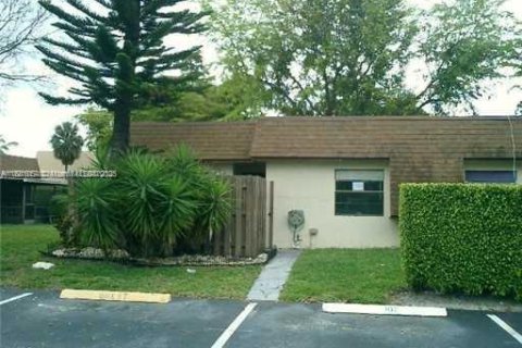 Touwnhouse à vendre à Tamarac, Floride: 2 chambres, 105.54 m2 № 1922386 - photo 1