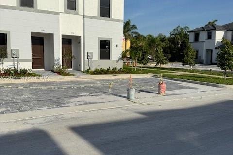 House in Florida City, Florida 4 bedrooms, 127.65 sq.m. № 2381588 - photo 2