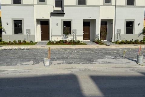 House in Florida City, Florida 4 bedrooms, 127.65 sq.m. № 2381588