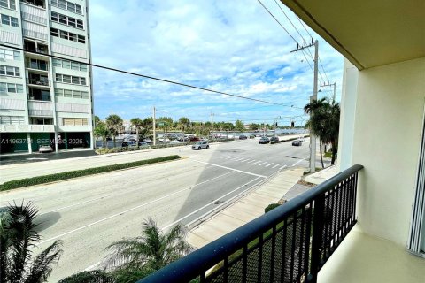 Condo in Hollywood, Florida, 2 bedrooms  № 2025352 - photo 9