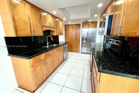Condo in Hollywood, Florida, 2 bedrooms  № 2025352 - photo 6