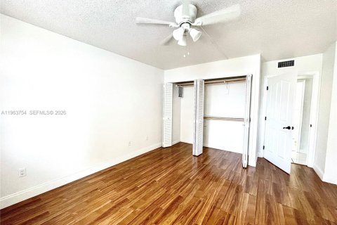 Condo in Hollywood, Florida, 2 bedrooms  № 2025352 - photo 13