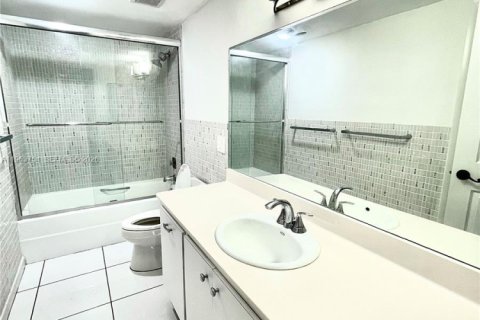 Condo in Hollywood, Florida, 2 bedrooms  № 2025352 - photo 14