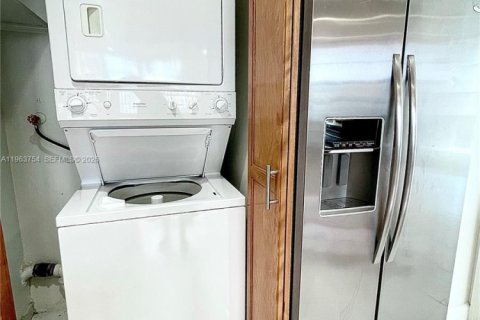 Condo in Hollywood, Florida, 2 bedrooms  № 2025352 - photo 7