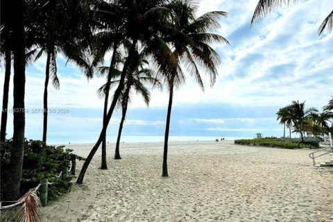 Condo in Hollywood, Florida, 2 bedrooms  № 2025352 - photo 28