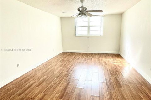 Condo in Hollywood, Florida, 2 bedrooms  № 2025352 - photo 16