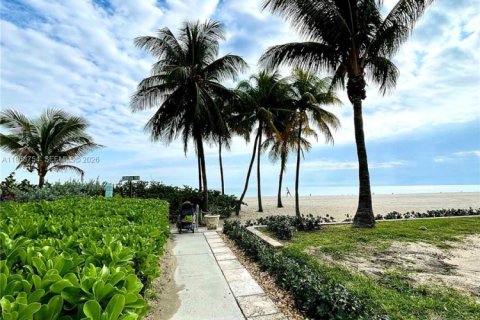 Condo in Hollywood, Florida, 2 bedrooms  № 2025352 - photo 29