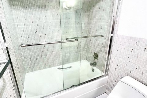 Condo in Hollywood, Florida, 2 bedrooms  № 2025352 - photo 15