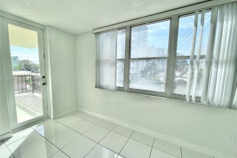 Condo in Hollywood, Florida, 2 bedrooms  № 2025352 - photo 2