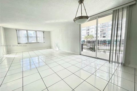 Condo in Hollywood, Florida, 2 bedrooms  № 2025352 - photo 8