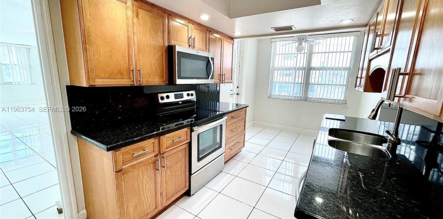 Condo in Hollywood, Florida, 2 bedrooms  № 2025352
