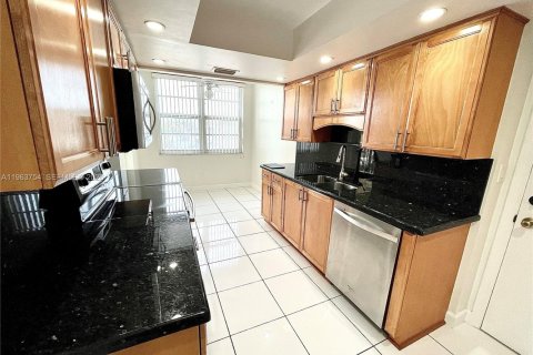 Condo in Hollywood, Florida, 2 bedrooms  № 2025352 - photo 5