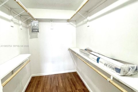 Condo in Hollywood, Florida, 2 bedrooms  № 2025352 - photo 17