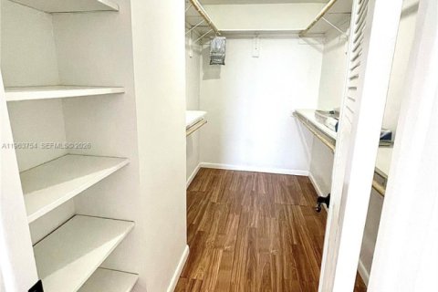 Condo in Hollywood, Florida, 2 bedrooms  № 2025352 - photo 18