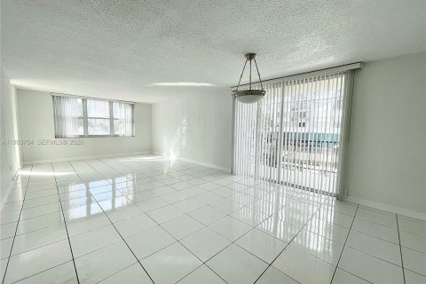 Condo in Hollywood, Florida, 2 bedrooms  № 2025352 - photo 4