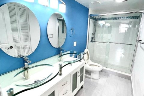 Condo in Hollywood, Florida, 2 bedrooms  № 2025352 - photo 19