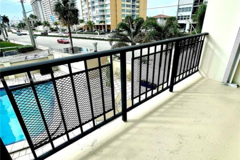 Condo in Hollywood, Florida, 2 bedrooms  № 2025352 - photo 21