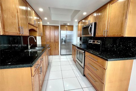 Condo in Hollywood, Florida, 2 bedrooms  № 2025352 - photo 3