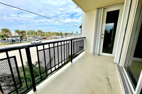 Condo in Hollywood, Florida, 2 bedrooms  № 2025352 - photo 11