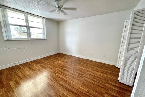 Condo in Hollywood, Florida, 2 bedrooms  № 2025352 - photo 12