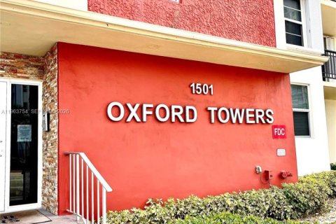 Condo in Hollywood, Florida, 2 bedrooms  № 2025352 - photo 26