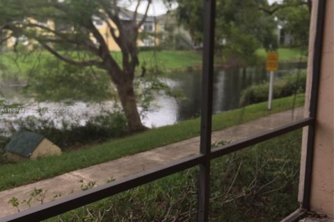 Condo in Sunrise, Florida, 1 bedroom  № 2011457 - photo 14