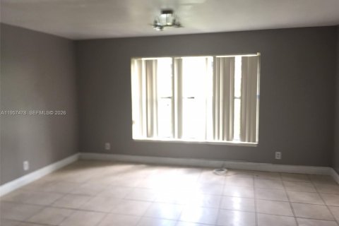Condo in Sunrise, Florida, 1 bedroom  № 2011457 - photo 4