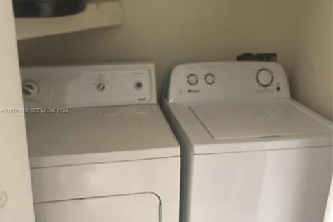 Condo in Sunrise, Florida, 1 bedroom  № 2011457 - photo 12