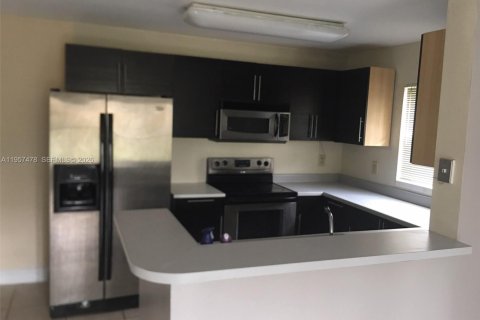 Condo in Sunrise, Florida, 1 bedroom  № 2011457 - photo 2