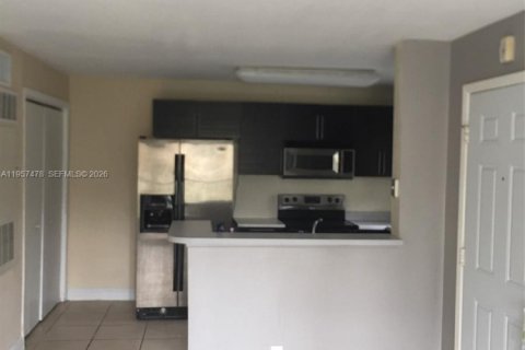 Condo in Sunrise, Florida, 1 bedroom  № 2011457 - photo 3