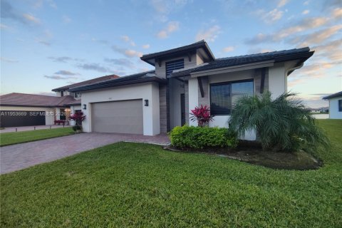 House in Naples, Florida 4 bedrooms № 2172581 - photo 2
