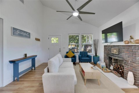 House in Tampa, Florida 4 bedrooms, 119.57 sq.m. № 2211779 - photo 4