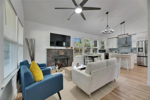 House in Tampa, Florida 4 bedrooms, 119.57 sq.m. № 2211779 - photo 3