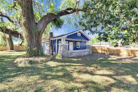 House in Tampa, Florida 4 bedrooms, 119.57 sq.m. № 2211779 - photo 2
