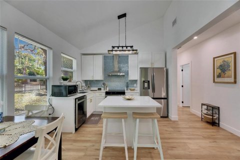 House in Tampa, Florida 4 bedrooms, 119.57 sq.m. № 2211779 - photo 6