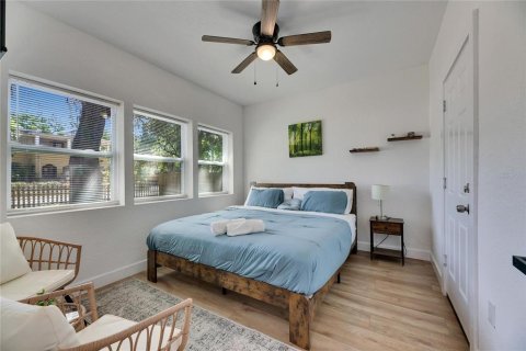 House in Tampa, Florida 4 bedrooms, 119.57 sq.m. № 2211779 - photo 13