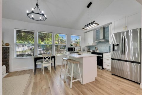 House in Tampa, Florida 4 bedrooms, 119.57 sq.m. № 2211779 - photo 7